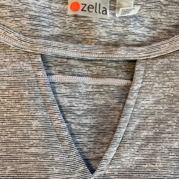 Zella Grey Keyhole Long Sleeve Tee Thumb Hole Sleeves EUC Size Small - Picture 3 of 6